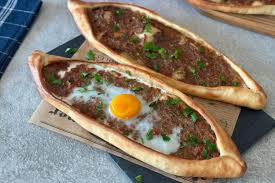 Kıymalı Yumurtalı Pide
